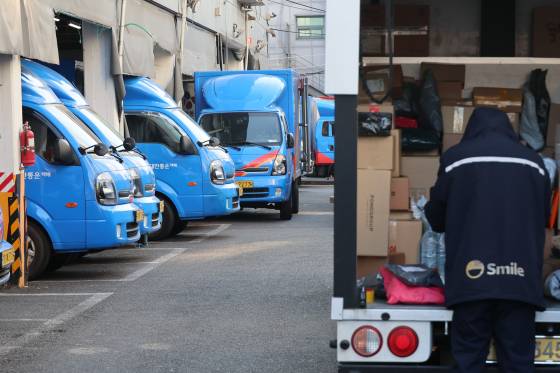 CJ대한통운은 새해 첫 일요일인 오는 5일부터 주7일 배송을 시작한다. 소비자들은 주7일 배송으로 주말에도 신선식품 등 주문한 상품을 받을 수 있게 됐다. 연합뉴스