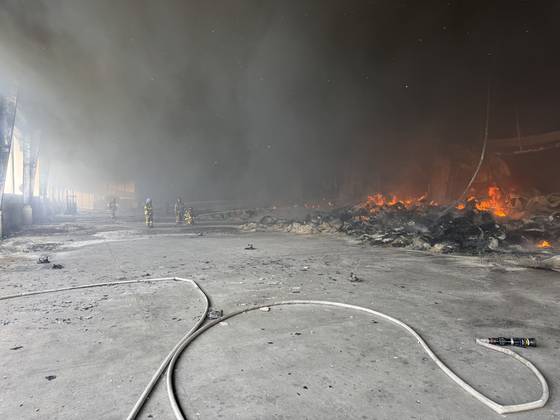 13일 오전 10시29분쯤 경기 이천 부발읍 대형 물류센터에서 불이 나 소방대원들이 진화작업을 벌이고 있다. 사진 경기도소방재난본부