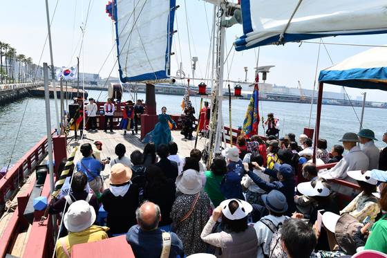13일 일본 오사카항 ATC 부두에서 조선통신사선 재현선의 입항을 축하하는 행사가 열려 참석자들이 선상 공연을 감상하고 있다. 조선통신사선이 오사카에 도착한 건 1763~1764년 제11차 사행(사신 행차를 의미) 이후 약 261년 만이다. 사진 국가유산청