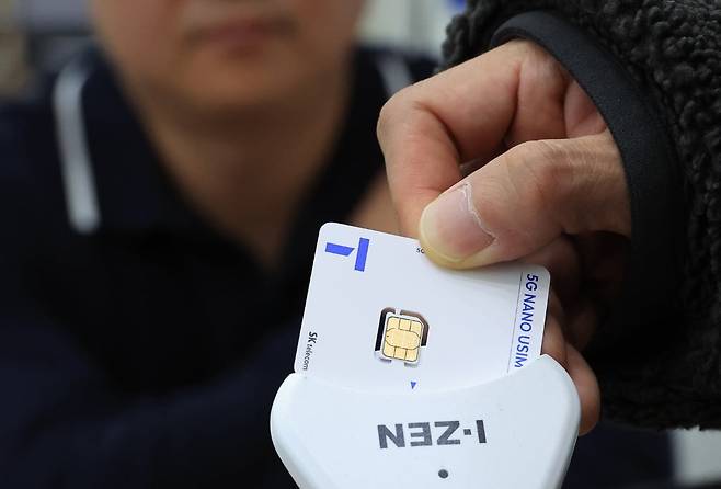 12일 서울 시내 한 SK텔레콤 대리점에서 직원들이 유심 재설정을 시연하고 있다. 사진=연합뉴스