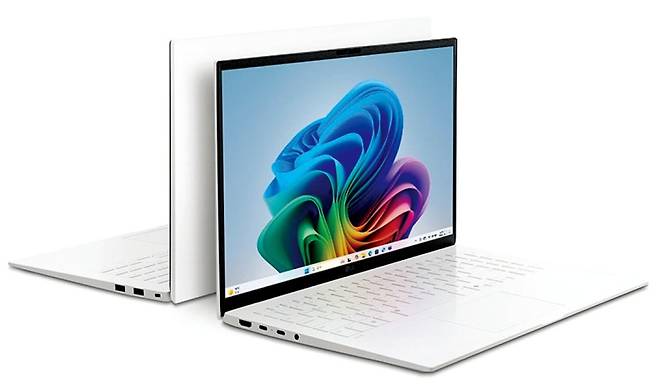 올해 신규 출시한 LG 그램 AI. AMD 라이젠 AI 300 시리즈 탑재 모델 이미지. 그램 시리즈에 AMD 프로세서를 처음 적용한 제품이다. 그램 베이직 라인업 중 최대 전력 효율을 갖고 있다. /LG전자 제공