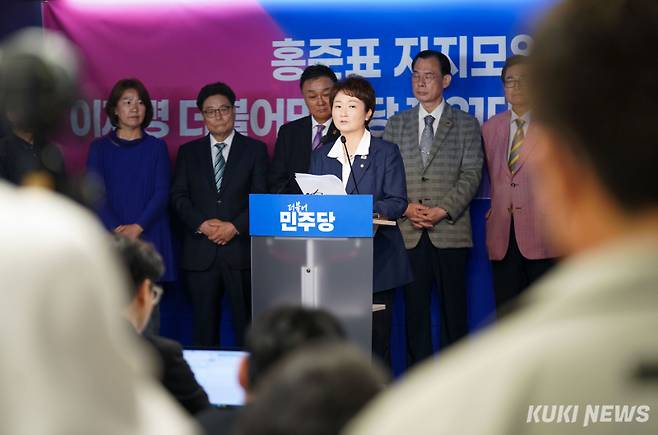 이언주 이재명 캠프 공동선대위원장이 13일 서울 영등포구 더불어민주당 중앙당사 당원존에서 열린 '홍준표 지지모임(홍사모·홍사랑·국민통합찐홍·홍준표캠프SNS팀)의 이재명 민주당 대선 후보 지지 선언'에서 발언하고 있다.