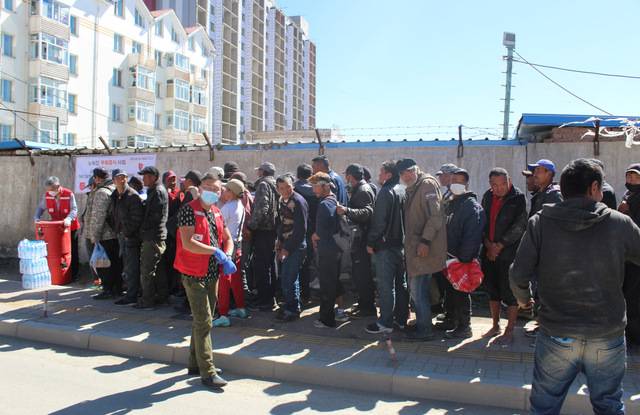 몽골 노숙인들이 지난해 울란바토르 북동부 게르 정착촌에서 구세군 울란바토르영문이 제공하는 점심 식사를 얻기 위해 줄을 서 있다.