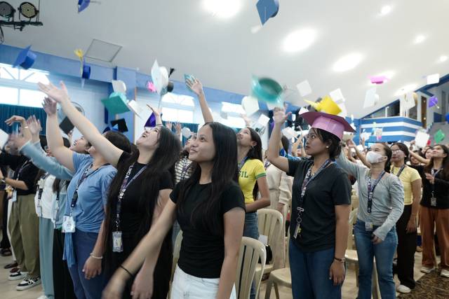 지난 3월 28일 기독학교 예비 졸업생들이 학사모를 던지는 모습.