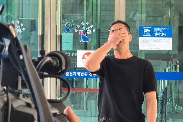 급발진 의심 사고로 숨진 도현군의 아버지 이상훈씨가 13일 춘천지법 강릉지원 앞에서 오열하고 있다. 연합뉴스