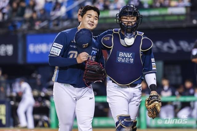 11일 두산 더블헤더 2차전에서 김녹원(왼쪽)을 격려하고 있는 박세혁. 사진=NC 제공