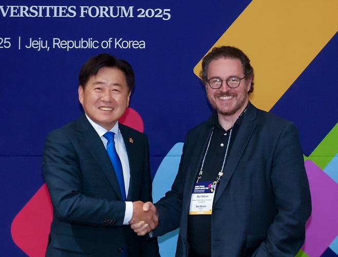 오영훈 제주지사(왼쪽)와 벤 넬슨미네르바대학 설립자가 미래교육협력 방안을 논의했다. /사진제공=제주특별자치도