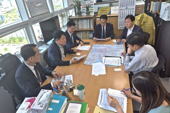 부산 경남 울산 실국장이 기재부를 방문해 광역철도 조기 구축을 건의하고 있다./사진제공=경남도
