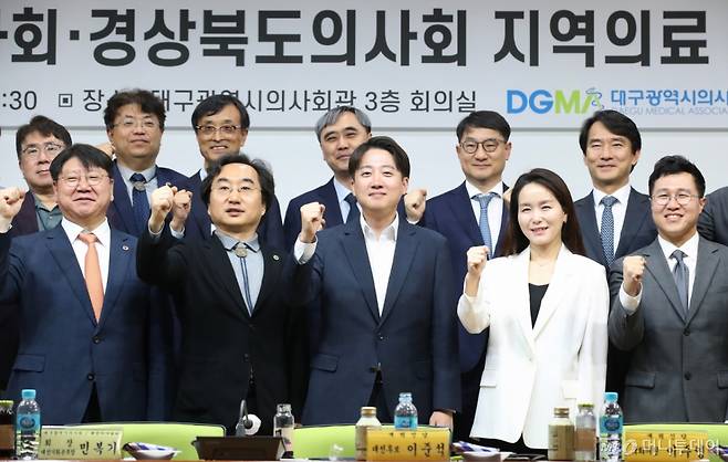 (대구=뉴스1) 공정식 기자 = 이준석 개혁신당 대통령 후보가 13일 오후 대구 북구 대구시의사회관에서 열린 대구·경북의사회 지역의료 현안 간담회에 참석해 기념촬영을 하고 있다. 2025.5.13/뉴스1 Copyright (C) 뉴스1. All rights reserved. 무단 전재 및 재배포, AI학습 이용 금지. /사진=(대구=뉴스1) 공정식 기자