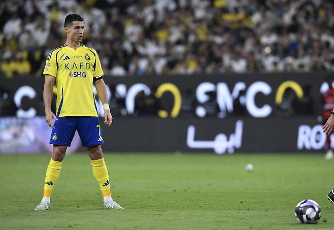 크리스티아누 호날두와 재계약 협상을 진행 중인 알 나스르가 대승을 거뒀다. 사진은 2024-25시즌 알 나스르에서 활약 중인 크리스티아누 호날두의 모습. /사진=로이터