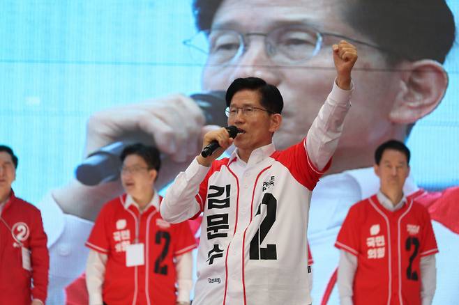 김문수 국민의힘 대통령 후보가 13일 울산 중구 시계탑거리 인근에서 유세를 하고 있다. / 사진=공동취재