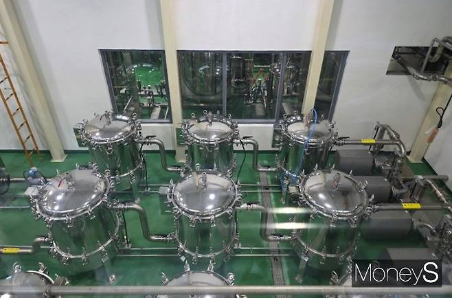 제주삼다수 원수 정수처리시설과 제품수 저장탱크. /사진=황정원 기자