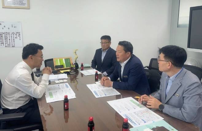 최영일 순창군수(사진 오른쪽 가운데)가 기재부 강영규 대변인(사진 왼쪽)에게 지역 도로 개선 사업의 필요성을 설명하고 있다/사진=순창군