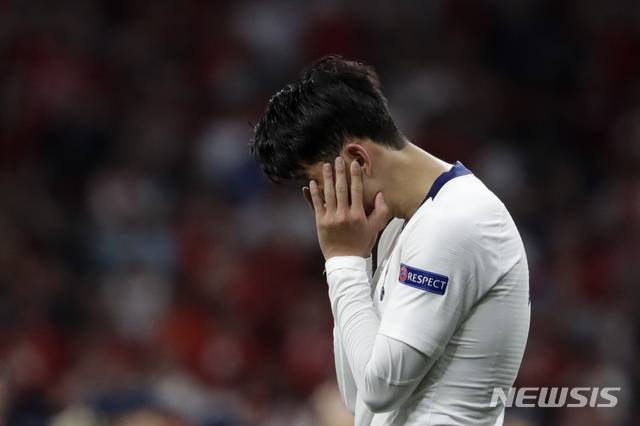 【마드리드=AP/뉴시스】토트넘의 손흥민이 지난 2019년 6월1일(현지시간) 스페인 마드리드의 에스타디오 메트로폴리타노에서 열린 2018-19 UEFA 챔피언스리그 리버풀(잉글랜드)과의 결승전에서 패하며 아쉬워하고 있다.손흥민은 풀타임을 뛰며 분전했으나 득점하지 못했고 토트넘은 0-2로 패해 준우승했다. 손흥민은 맨체스터 유나이티드의 박지성에 이어 역대 두 번째로 챔피언스리그 결승에 출전한 한국인 선수로 기록됐다. 2019.06.02.