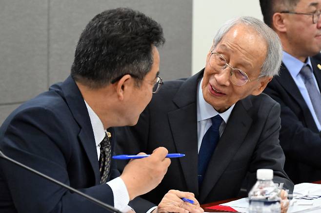 더불어민주당 윤여준 상임총괄선거대책위원장과 민병덕 디지털자산위원회 위원장이 13일 서울 여의도 국회 의원회관에서 열린 디지털자산위원회 출범회의에서 대화를 하고 있다. 윤창원 기자