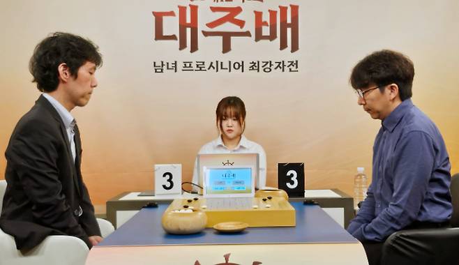 이창호 9단(사진 왼쪽)이 '제12기 대주배 남녀프로시니어 최강자전'에서 목진석 9단과 대국을 벌이는 모습. 한국기원 제공
