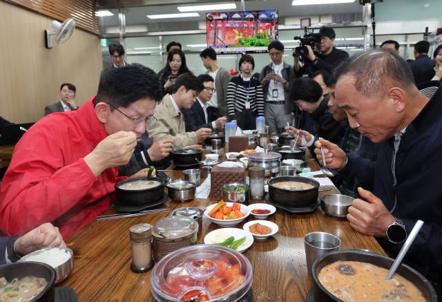 ▲제21대 대통령 선거 공식 선거운동 첫날인 지난 12일 국민의힘 김문수 대선 후보가 서울 송파구 가락시장을 찾아 상인들과 순대국밥을 먹고 있다. 김 후보 맞은편 식탁 끝쪽에 가락시장이 지역구인 배현진 의원의 모습이 보인다. ⓒ연합뉴스
