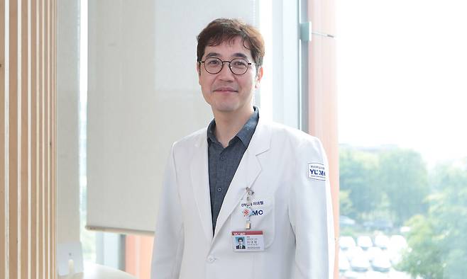 이대형 대한부인종양학회 부인암예방위원(영남대병원 산부인과 교수)은 지난 7일 세계일보 인터뷰에서 “난소암은 진단 복강 내 광범위한 전이가 동반된 경우가 많아 재발률과 사망률이 높지만 최근 ‘유지요법’으로 재발 없는 생존기간이 길어졌다”며 환자들의 적극적인 치료를 당부했다. 영남대병원 제공