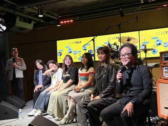 윤종수 변호사(맨 오른쪽)가 지난 4월 26일 서울 마포구 상수동 공연장 ‘우무지’를 처음으로 공개하면서 뮤지션과 커뮤니티 관계자 등과 대담을 하는 모습. 우무지 제공