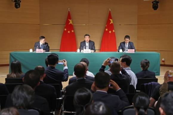 허리펑(가운데) 중국 부총리가 11일 스위스 제네바에서 미중 관세 협상 종료 직후 진행한 기자회견에서 “회담은 솔직하고 건설적이었고, 상당한 진전을 이뤘다”고 말했다. 신화 연합뉴스
