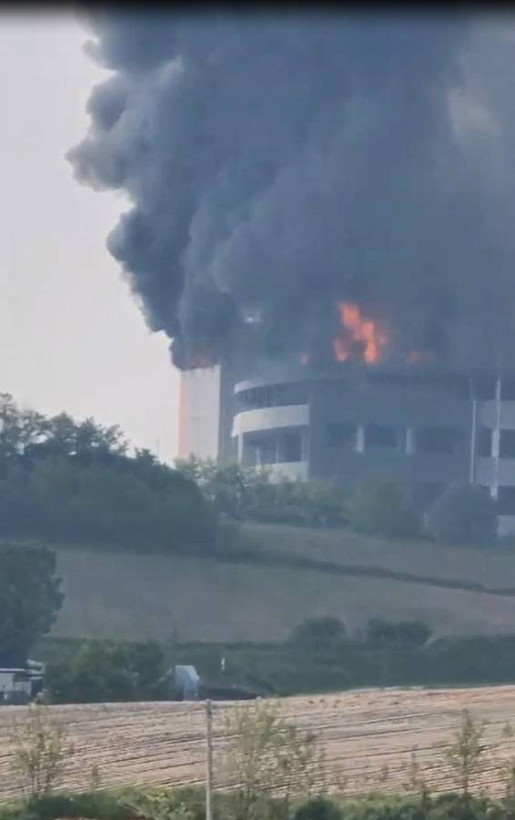 이천 대형 물류창고서 화재…대응 2단계 발령 진화중 - 13일 오전 10시 29분 경기도 이천시 부발읍 소재 대형 물류창고에서 불이 나 소방당국이 대응 2단계를 발령해 진화 중이다. 이 불로 인한 인명피해는 아직 확인되지 않았다. 2025.5.13 (독자 제공) 연합뉴스