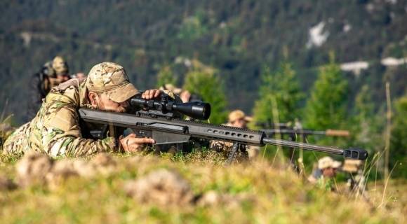 네덜란드 특수부대 저격수가 2020년 9월 31일 오스트리아 호흐필첸 훈련장의 고각 저격수 훈련장에서 조준경을 조정하고 있다. 미 육군 제공