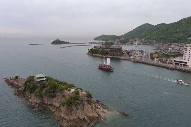 조선통신사선 재현선이 5월 9일 일본 세토나이카이의 도모노우라를 지나고 있다. 사진 제공=국가유산청