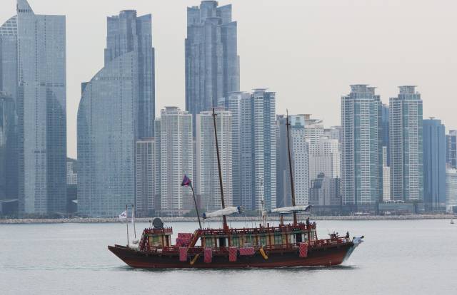 조선통신사선 재현선이 지난 4월 28일 일본을 향해 부산 앞 바다를 나서고 있다. 연합뉴스