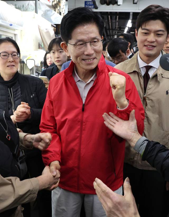 제21대 대통령 선거 공식 선거운동 첫날인 12일 김문수 국민의힘 대선 후보가 서울 송파구 가락시장을 찾아 상인들과 인사하고 있다. 연합뉴스