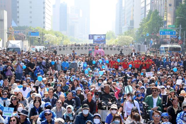 이재명 더불어민주당 대선 후보의 지지자들이 12일 서울 종로구 청계광장에서 출정식 성격으로 진행된 '빛의 혁명'을 찾아 이 후보의 유세를 지켜보고 있다. 민주당은 이날 1차 유세에 2만 명이 모였다고 밝혔다. 오승현 기자