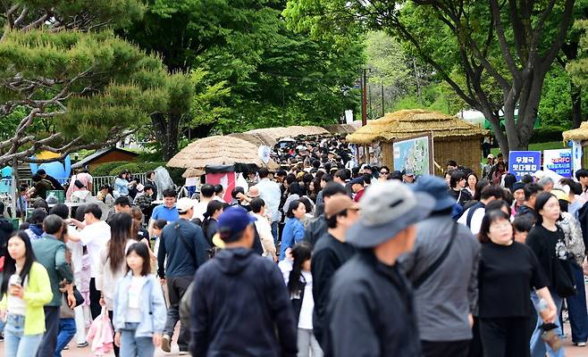 진주성에서 열린 진주논개제에 관람객으로 북적이고 있다. ⓒ진주시