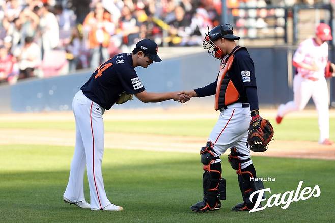 한화 이재원(오른쪽)과 김서현. 한화 이글스 제공