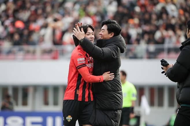 지난 시즌 강원FC의 K리그1 준우승의 주역인 양민혁과 윤정환 전 감독. 프로축구연맹 제공