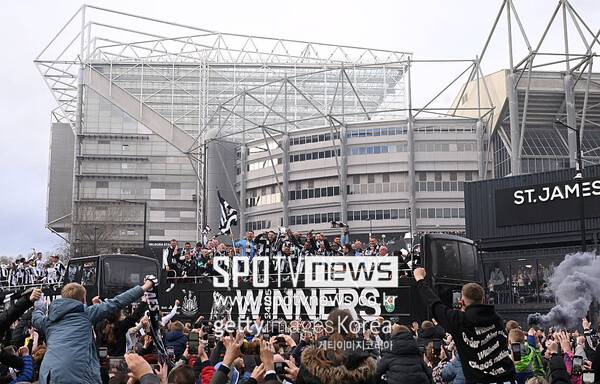 ▲ 최근 뉴캐슬 유나이티드는 리그컵 우승을 해낸 뒤 뉴캐슬 시내를 도는 우승 행진을 벌였다. 오픈 버스를 타고 성대한 환영을 받았다.