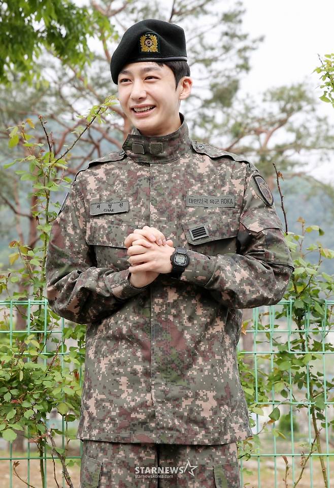 그룹 몬스타엑스 형원이 13일 오전 경기도 가평군 조종면 수도기계화보병사단 앞에서 팬들에게 인사하고 있다. /2025.05.13 /사진=김휘선 hwijpg@