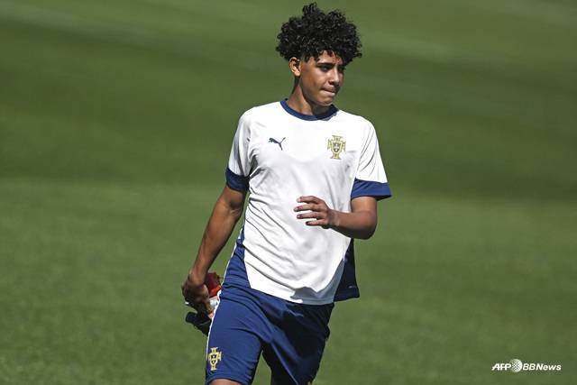 포르투갈 15세 이하(U-15) 대표팀 훈련을 소화하는 호날두 주니어. /AFPBBNews=뉴스1
