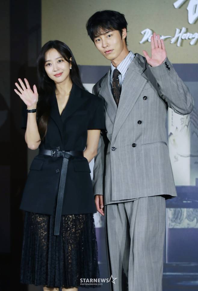 배우 조보아, 이재욱이 13일 오전 서울 신도림 라마다호텔에서 진행된 넷플릭스 오리지널 시리즈 '탄금' 제작발표회에 참석해 포즈를 취하고 있다. 실종되었던 조선 최대 상단의 아들 ‘홍랑’이 기억을 잃은 채 12년 만에 돌아오고, 이복누이 ‘재이’만이 그의 실체를 의심하는 가운데 둘 사이 싹트는 알 수 없는 감정을 그린 미스터리 멜로 사극 '탄금'은 오는 16일 공개된다. /2025.05.13 /사진=이동훈 photoguy@