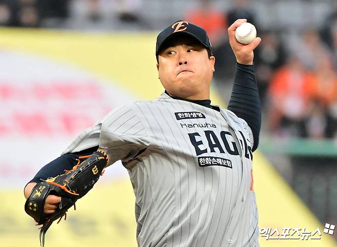 한화 투수 류현진은 오는 13일 대전한화생명볼파크에서 열릴 '2025 신한 SOL Bank KBO 리그' 두산과 주중 3연전 첫 경기에서 선발 등판한다. 그는 대전 신구장에서 극강의 투구를 선보이고 있다. 13연승을 향한 기대감이 커지는 현재다. 엑스포츠뉴스 DB