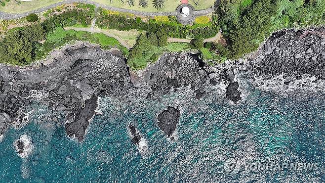 제주 큰엉 해안 산책 (서귀포=연합뉴스) 박지호 기자 = 7일 오전 제주 서귀포시 남원읍 큰엉 해안경승지를 찾은 관광객이 절경을 감상하고 있다. 2025.5.7 jihopark@yna.co.kr