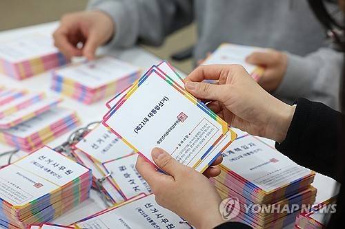 선거용 표지 정리하는 선관위 직원들 (과천=연합뉴스) 김도훈 기자 = 제21대 대통령 선거를 50일 앞둔 14일 경기도 과천시 중앙선거관리위원회에서 직원들이 선거사무관계자 표지를 정리하고 있다. 2025.4.14 superdoo82@yna.co.kr
