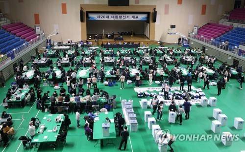 20대 대선 개표 시작 (춘천=연합뉴스) 양지웅 기자 = 제20대 대통령선거일인 9일 오후 강원 춘천시 호반체육관에서 개표가 진행되고 있다. 2022.3.9 yangdoo@yna.co.kr
