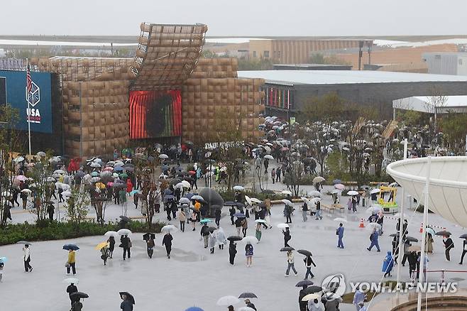 궂은 날씨에도 오사카엑스포에 인파 (오사카=연합뉴스) 박상현 특파원 = 일본 오사카·간사이 만국박람회(오사카 엑스포)가 개막한 13일 오후 궂은 날씨에도 박람회장 내부가 인파로 북적이고 있다. 2025.4.13 psh59@yna.co.kr