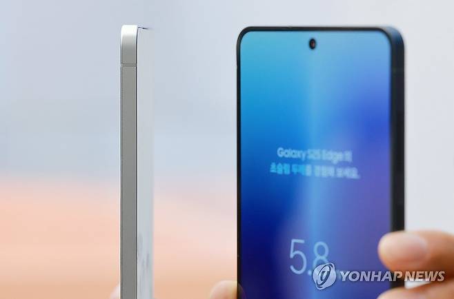 초슬림형 스마트폰 '갤럭시 S25 엣지' 공개 (서울=연합뉴스) 신현우 기자 = 13일 서울 삼성 강남에서 초슬림형 스마트폰인 삼성전자 갤럭시 S25 엣지가 공개되고 있다. 2025.5.13 nowwego@yna.co.kr