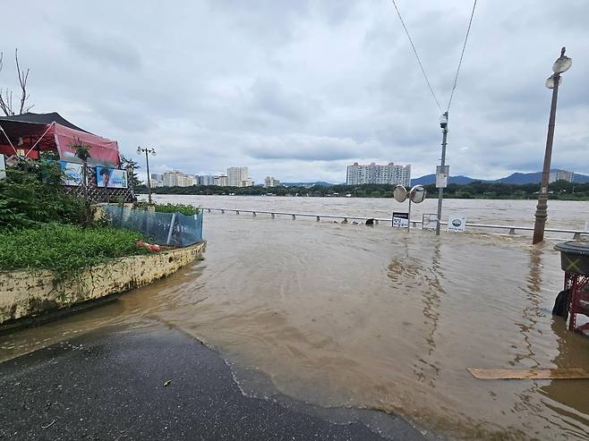 지난해 침수된 동촌유원지 (대구=연합뉴스) 김선형 기자 = 지난해 7월 10일 오후 대구 동구 동촌유원지 일대가 범람한 금호강에 침수돼 있다. 2024.7.10 sunhyung@yna.co.kr