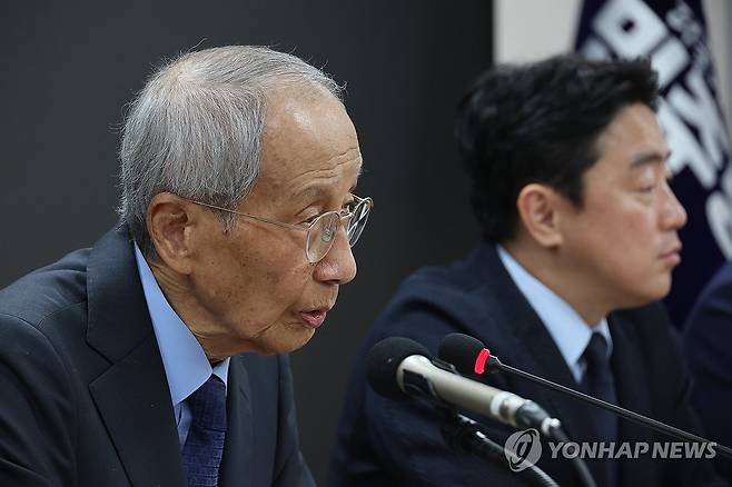 윤여준 상임총괄선대위원장 기자간담회 (서울=연합뉴스) 박동주 기자 = 더불어민주당 윤여준 상임총괄선대위원장이 11일 서울 여의도 당사에서 기자간담회를 하고 있다. 2025.5.11 pdj6635@yna.co.kr