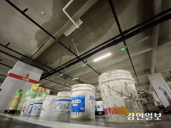 14일 오전 인천 송도국제도시의 한 신축 오피스텔 지하 주차장 천장이 원인을 알 수 없는 누수로 얼룩이 지고 바닥 곳곳에 물 양동이가 놓여 있다. 2025.5.14 /조재현기자 jhc@kyeongin.com