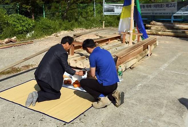 떼배 고사를 지내고 있다. /울릉도독도해양연구기지