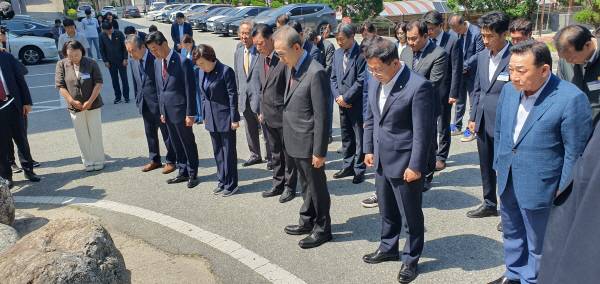 이명박 전 대통령이 14일 모교인 포항동지고등학교를 방문한 가운데, 지역 정계 인사 등과 고(故) 평보 하태환 선생의 동상 앞에서 묵념하는 모습. 황영우 기자