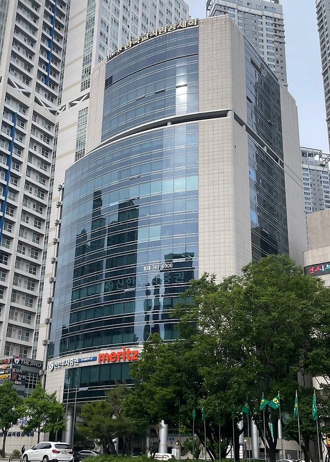 대구 수성구 범어네거리에 자리한 한국교직원공제회 대구회관 건물 전경. 윤정혜기자