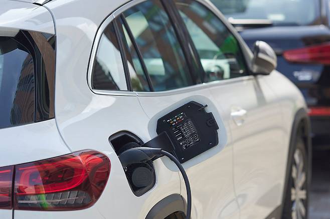 충전 중인 전기차